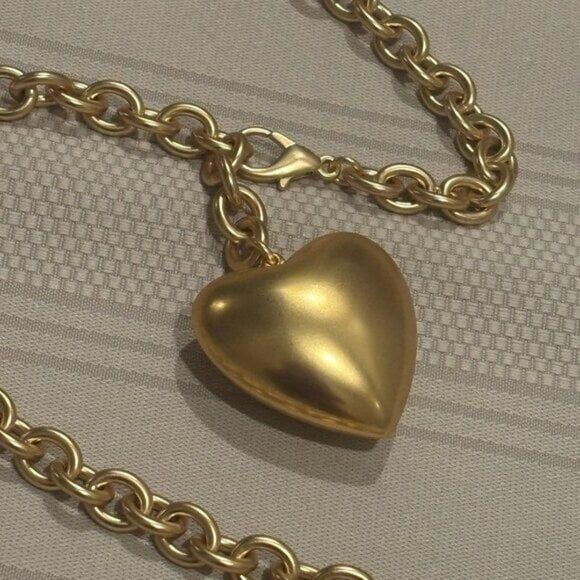 NWOT $155 Roxanne Assoulin The Puffy Heart Necklace in Gold - Picture 8 of 12